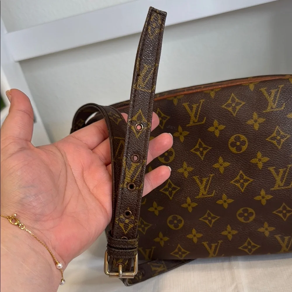 Louis Vuitton Brown Monogram crossbody Bag - Picture 3 of 8